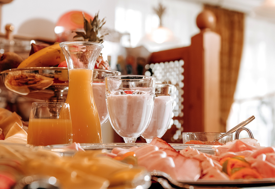 Das reichhaltige Frühstücksbuffet im Vitalhotel Angerwirt sorgt für einen idealen Start in den Tag.