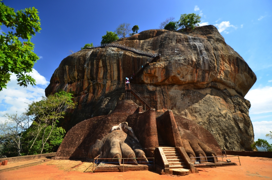 Treten Sie durch die gigantischen Löwenpfoten der Bergfestung von Sigiriya.