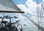 Erkunden Sie die traumhafte Umgebung in Nordholland mit Rad und Segelschiff.