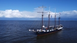 Das Segelschiff Leafde fan Fryslân heißt Sie auf dem Wattenmeer willkommen.