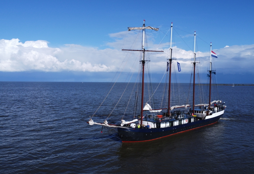 Das Segelschiff Leafde fan Fryslân heißt Sie auf dem Wattenmeer willkommen.