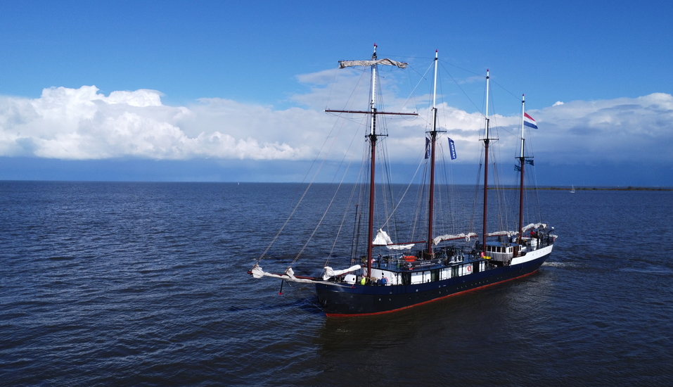 Das Segelschiff Leafde fan Fryslân heißt Sie auf dem Wattenmeer willkommen.
