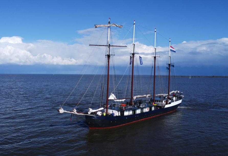 Das Segelschiff Leafde fan Fryslân heißt Sie auf dem Wattenmeer willkommen.
