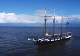 Das Segelschiff Leafde fan Fryslân heißt Sie auf dem Wattenmeer willkommen.