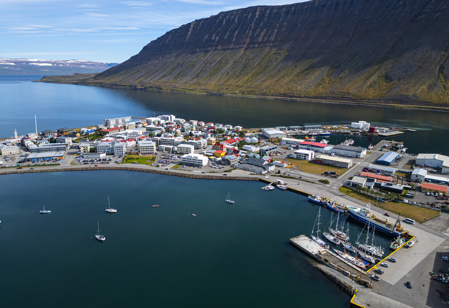 Luftaufnahme der Stadt Ísafjörður in den isländischen Westfjorden