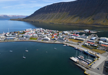 Luftaufnahme der Stadt Ísafjörður in den isländischen Westfjorden