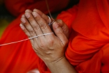 Sie nehmen an einem buddhistischen Ritual der Mönche teil.