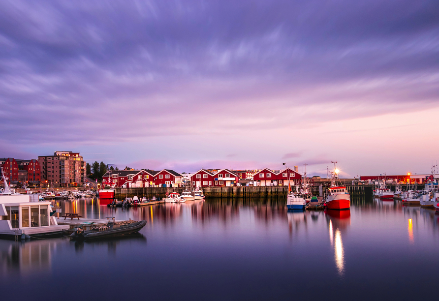 Blick auf den Hafen von Bodø am Abend