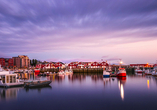 Blick auf den Hafen von Bodø am Abend