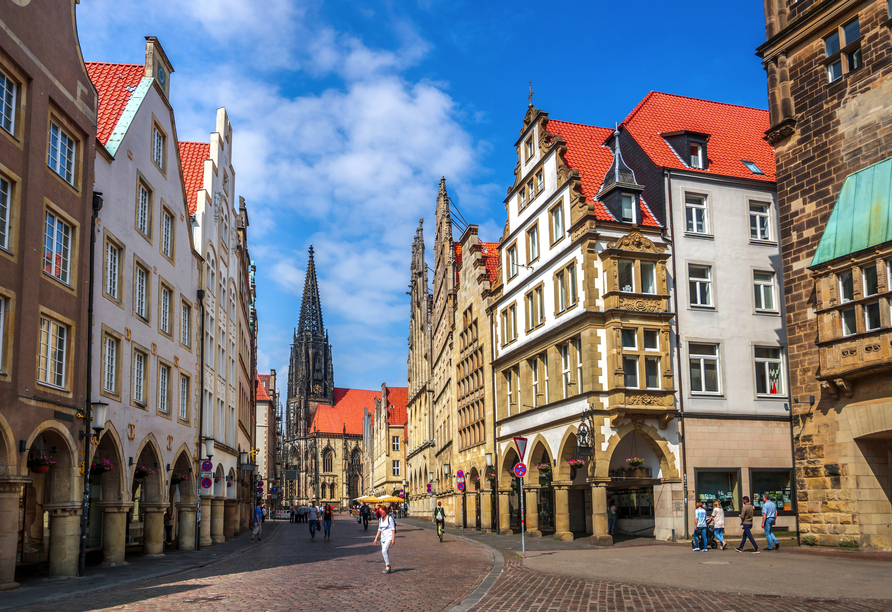 Schlendern Sie durch die Altstadt von Münster und besuchen Sie den Prinzipalmarkt mit seinen Giebelhäusern.