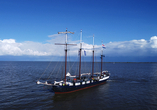 Das Segelschiff Leafde fan Fryslân heißt Sie auf dem Wattenmeer willkommen.