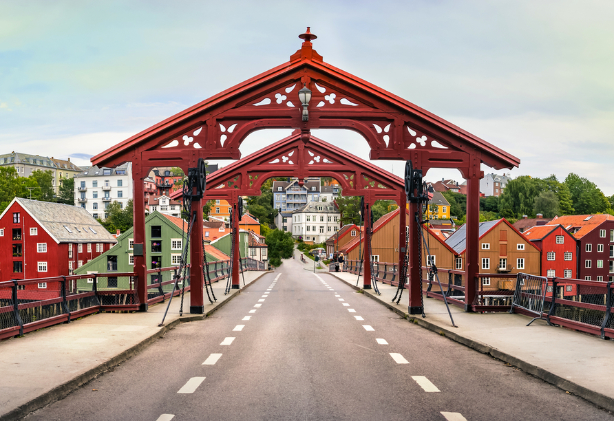 In Trondheim haben Sie Freizeit und können sich zum Beispiel die historische Holzbrücke Gamle Bybro ansehen.