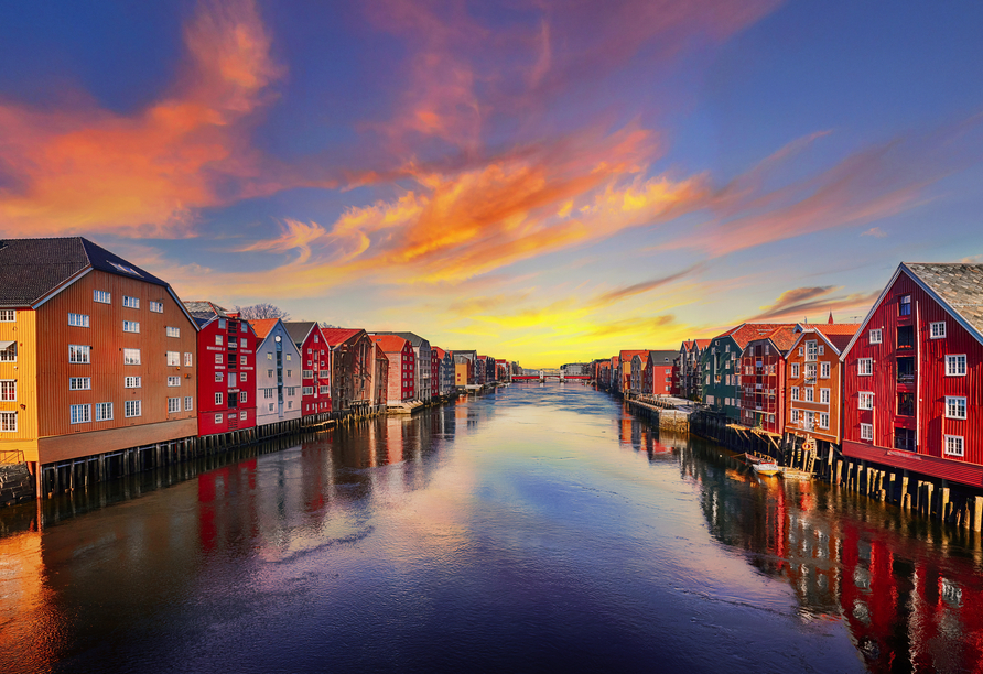 Auf Ihrer Rundreise bis nach Trondheim, warten farbenprächtige Häuser auf Sie.