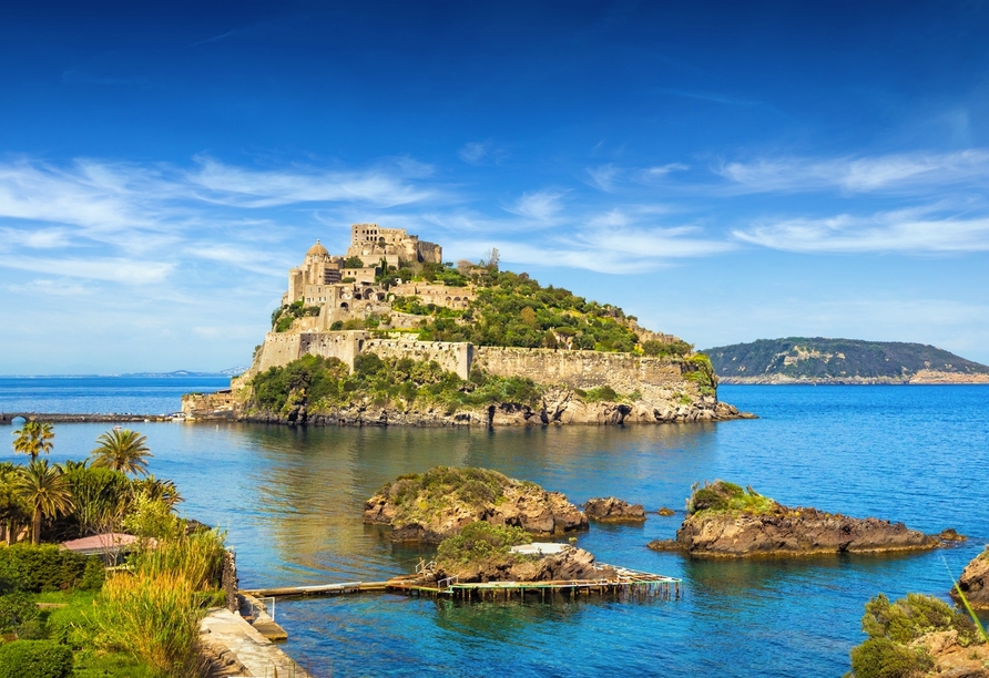 Die malerische Umgebung und die Festung Castello Aragonese in unmittelbarer Nähe zu Ihrem Urlaubsort