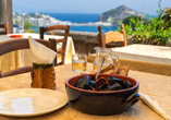 Probieren Sie mediterrane Speisen aus der Region.