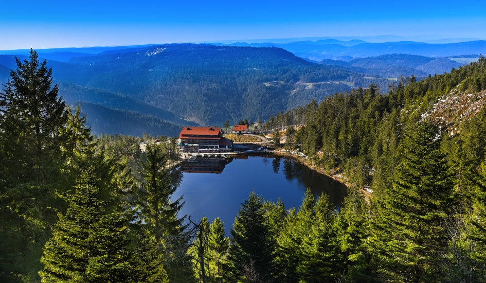 Der idyllische Mummelsee befindet sich nicht weit vom Resort entfernt.
