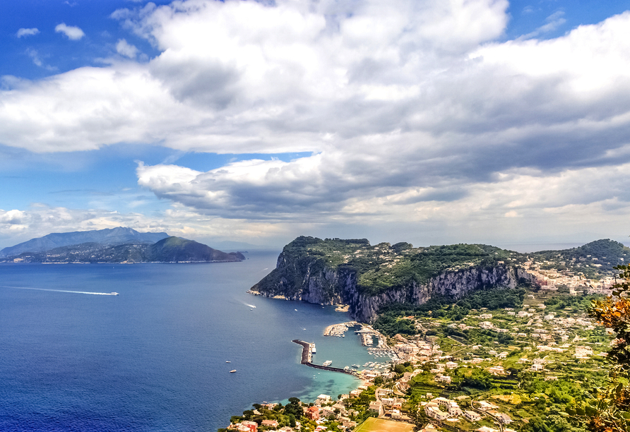 Blick über die Felseninsel Capri und die Amalfiküste