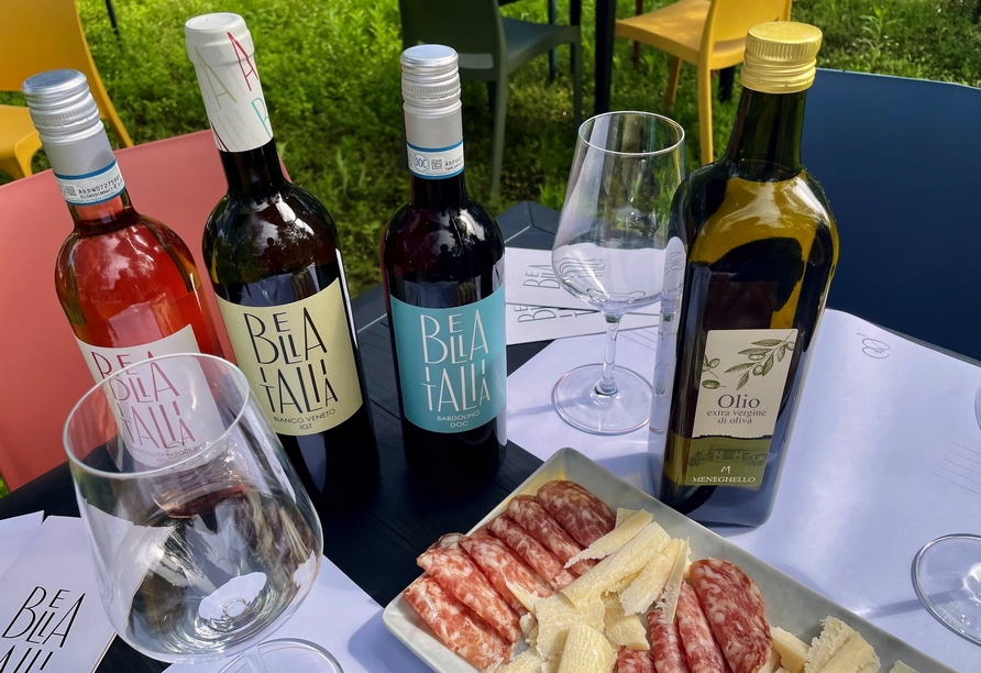 Buchen Sie das Ausflugspaket Gardasee und probieren Sie köstliche Weine der Gegend.