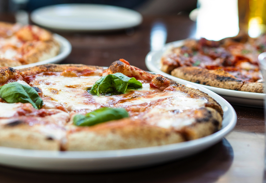 Lassen Sie sich leckere italienische Pizza schmecken.