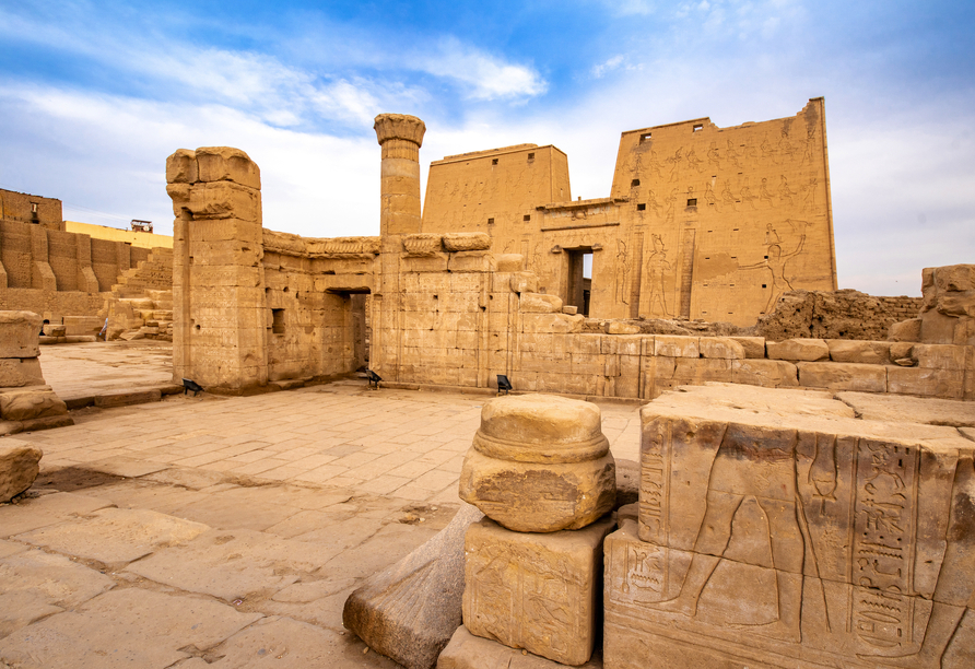 Die Tempelanlage von Edfu ist dem altägyptischen Gott Horus geweiht (Besichtigung optional buchbar).