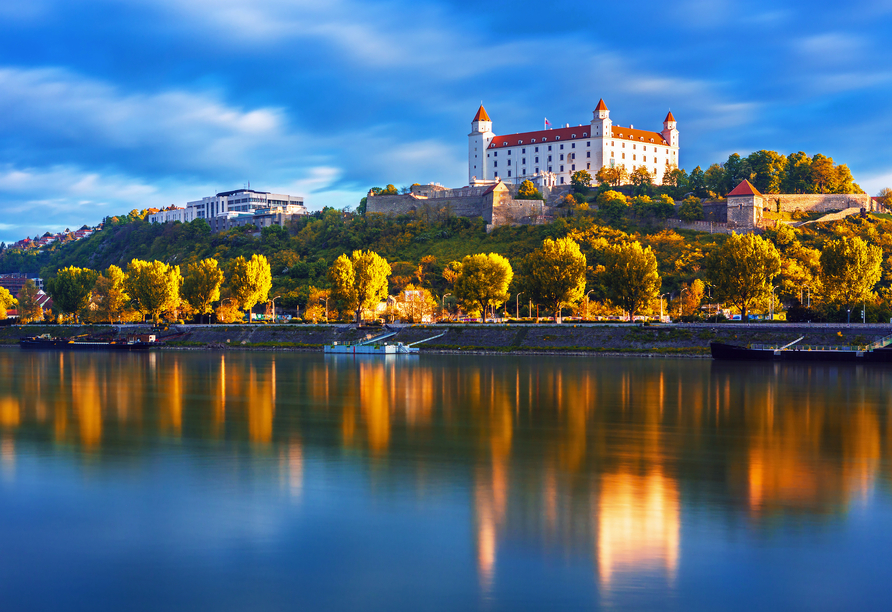 Die Burg Bratislava thront über die Donau und ist das Wahrzeichen der gleichnamigen slowakischen Stadt.