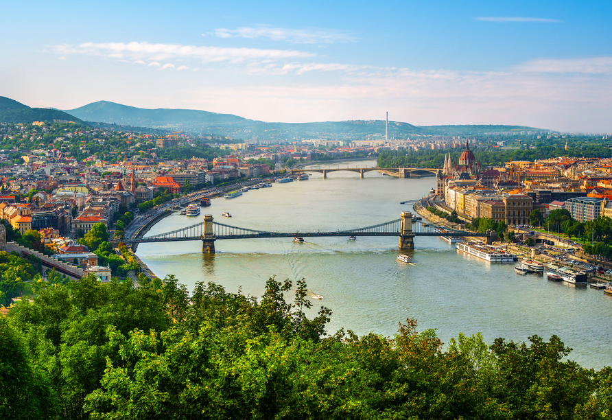 Budapest besteht aus den Stadtteilen Buda und Pest, die durch die Donau getrennt werden.