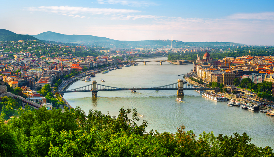 Budapest besteht aus den Stadtteilen Buda und Pest, die durch die Donau getrennt werden.