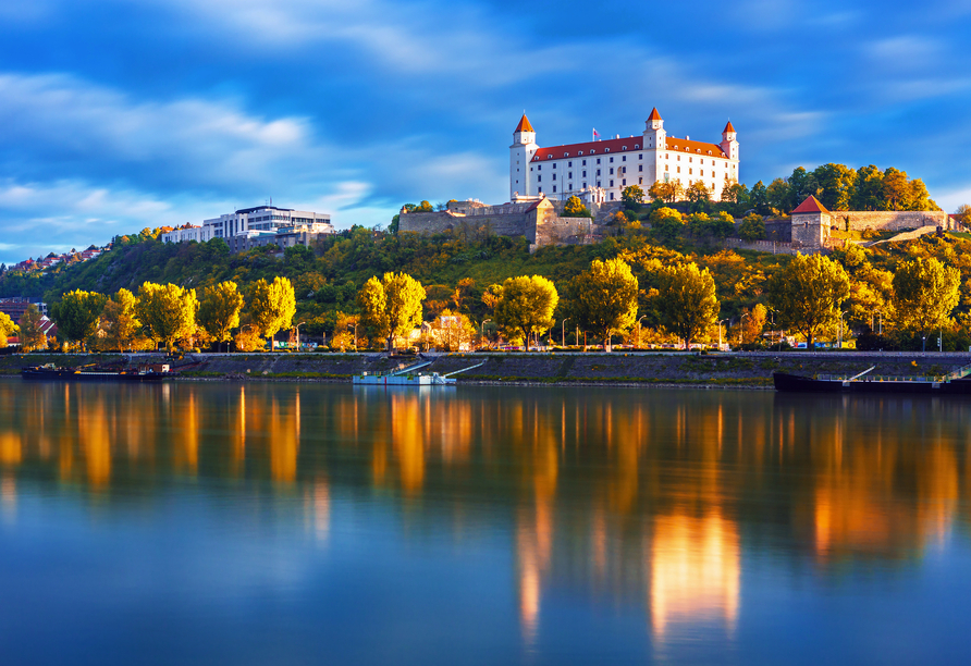 Die Burg Bratislava thront über auf einem Hügel über der Donau.