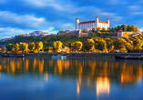 Die Burg Bratislava thront über auf einem Hügel über der Donau.