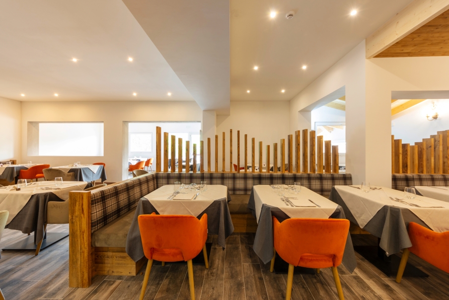 Im Restaurant des Hotels werden Sie mit traditionellen Trentiner Gerichten verwöhnt.