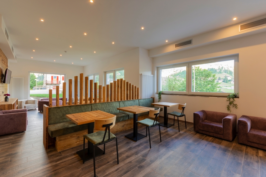 Die Bar mit Lounge lädt zum Verweilen ein.