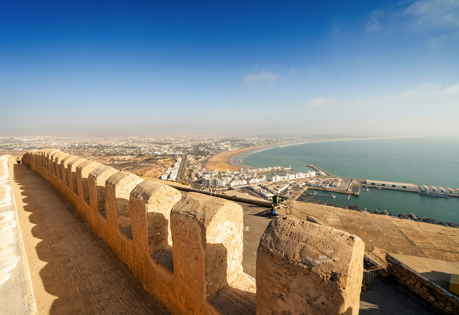 Von der Kasbah Oufella in Agadir können Sie auf die herrliche Promenade blicken.