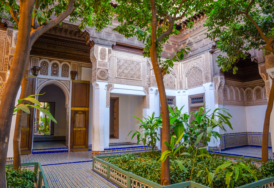 Der Bahia-Palast in Marrakesch verzaubert mit seinen herrlichen Gärten.