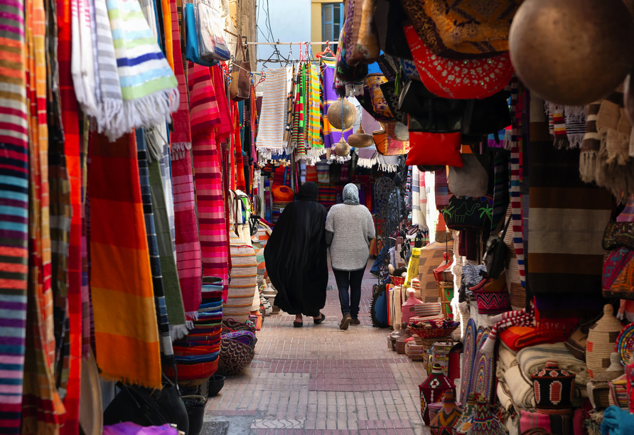 Spazieren Sie über den lebhaften Souk von Essaouira.