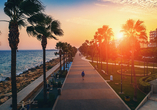 Spazieren Sie entlang der modernen Molos-Promenade in Limassol auf Zypern.