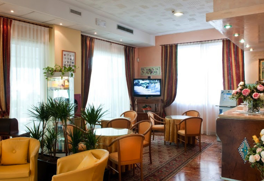 Empfangsbereich und Lounge des Hotels Kennedy