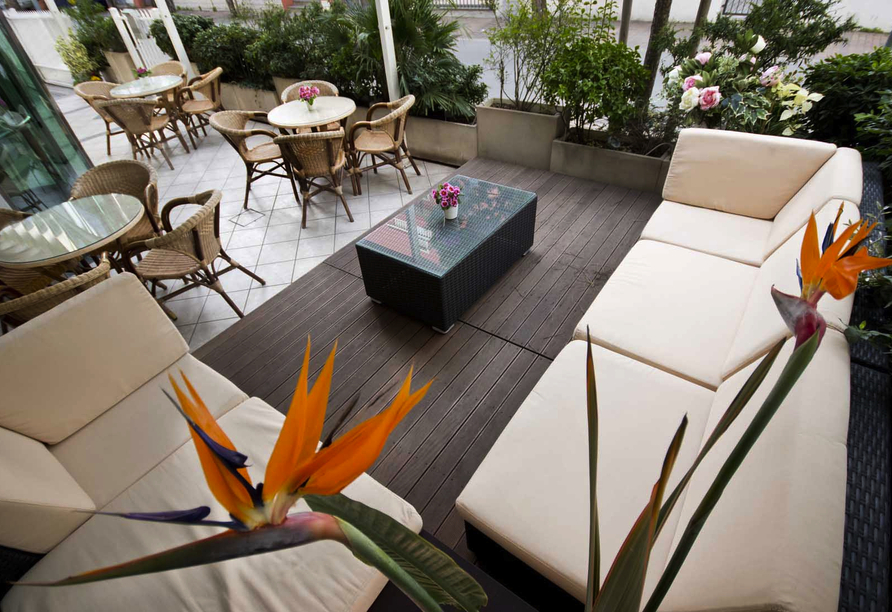 Auf der Terrasse des Hotels Kennedy können Sie entspannt Ihre Zeit verbringen.