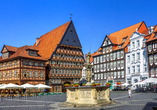 Der altehrwürdige Marktplatz in Hildesheim mit seinen altertümlichen Häusern.