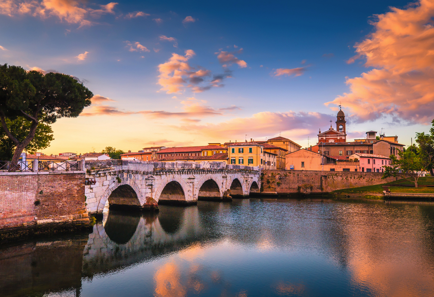 Die Tiberiusbrücke ist eines der Wahrzeichen Ihres Urlaubsortes Rimini.