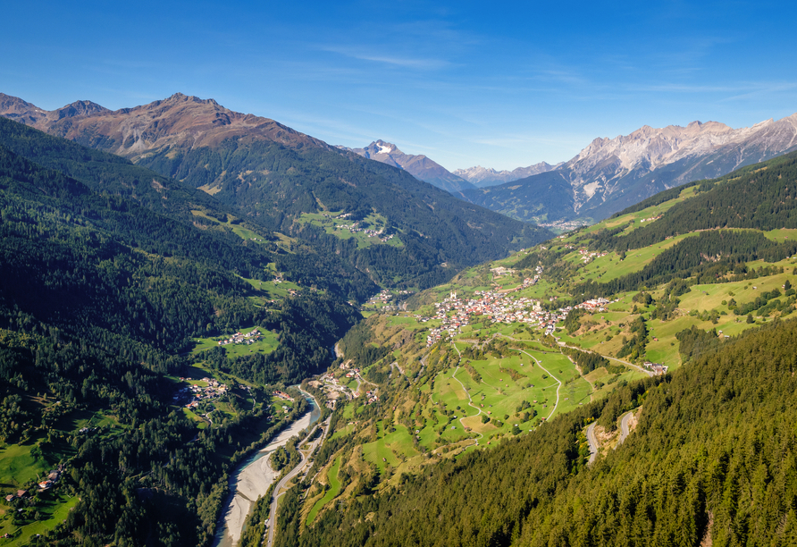 Wagen Sie den Aufstieg zum Gacherblick im Naturpark Kaunergrat und genießen Sie eine atemberaubende Aussicht auf das Tal und die Berge.