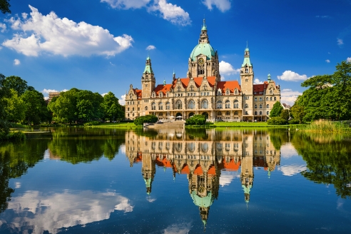 Das prächtige Rathaus von Hannover ist eine von vielen Sehenswürdigkeiten der Stadt.
