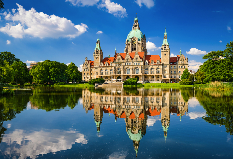 Das prächtige Rathaus von Hannover ist eine von vielen Sehenswürdigkeiten der Stadt.