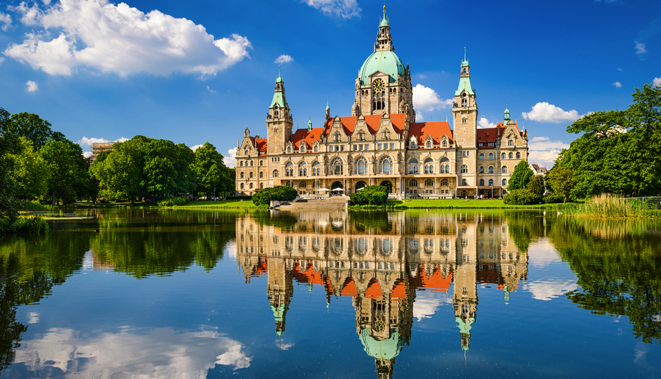 Das prächtige Rathaus von Hannover ist eine von vielen Sehenswürdigkeiten der Stadt.