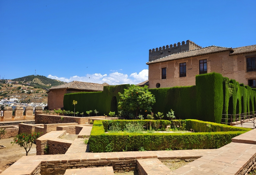 Erkunden Sie das wunderschöne Gebäude- und Parkensemble der Alhambra.