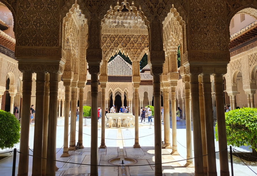 Bestaunen Sie den maurischen Stil der Alhambra.