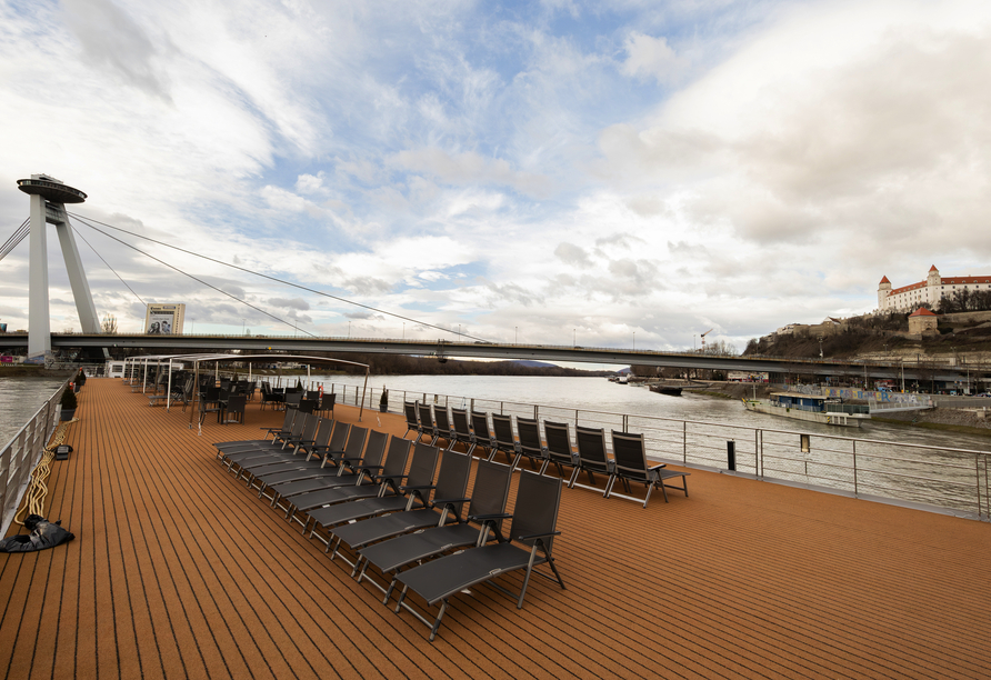 Entspannen Sie auf dem weitläufigen Sonnendeck an Bord und beobachten die schönen Landschaften und Städte entlang der Donau.