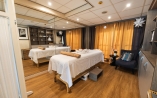 Erholen Sie sich bei einer Massage an Bord.