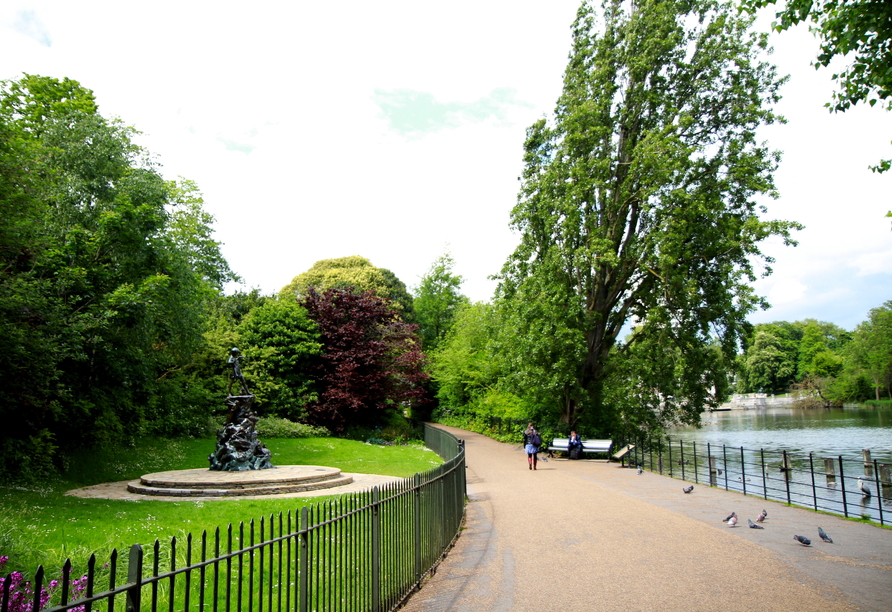 Der Hyde Park liegt mitten in London und ist eine Ruhe- und Erholungsoase (links ist die Statue von Peter Pan zu sehen).