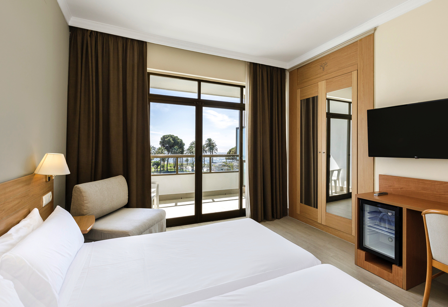 Beispiel eines Doppelzimmers mit Meerblick im Hotel Sol Marbella Estepona Atalaya Park