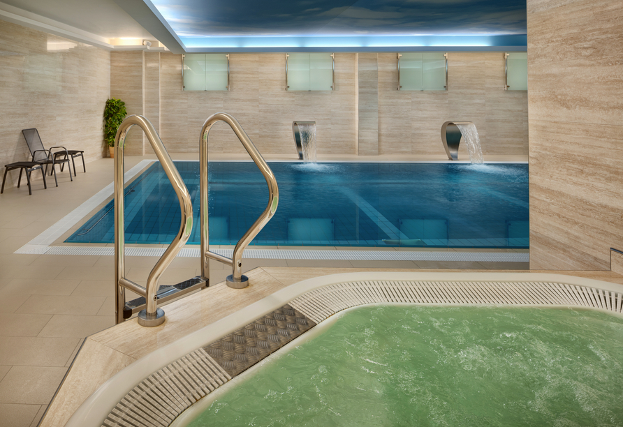 Der Whirlpool und das Hallenbad im Vltava Ensana Health Spa Hotel